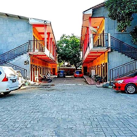 Oyo 91476 Srikaya Hotel 3 Пекалонган Екстериор снимка